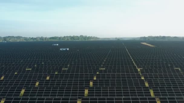 Uma das maiores instalações de painéis solares da Alemanha — Vídeo de Stock