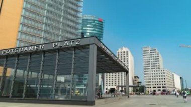 Berlin, Almanya - 16 Haziran 2019 : Potsdamer Platz Potsdam Meydanı'nın Hiperlapse'si Berlin Almanya'nın merkezinde önemli bir meydan ve trafik kavşağıdır.