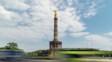 Zafer Sütunu'nun Hiperlapse Berlin kentinde önemli bir turistik geçmişte Alman askeri zaferleri sembolize ve Alman militarizmiçin bir anıt olarak bazıları tarafından görülüyor