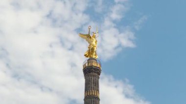 Zafer Sütunu Victoria Hyperlapse heykelinin yakın çekim Berlin kentinde önemli bir turistik olduğunu