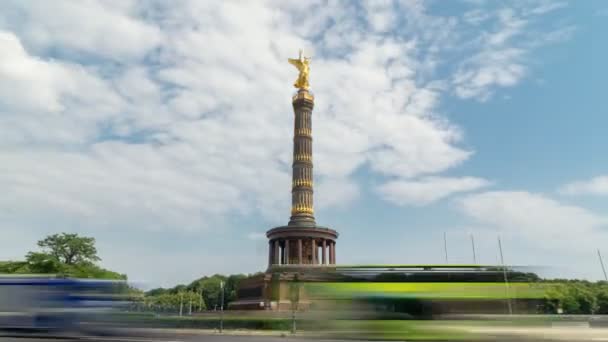 Hyperlapse av Seierssøylen er en stor turistattraksjon i Berlin symboliserer tidligere tyske militære seirer og ses av noen som et monument over tysk militarisme. – stockvideo