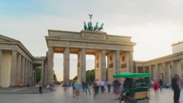 Hiperlapse Day-to-night dengan eksposur panjang ramai persegi dengan wisatawan di depan Gerbang Brandenburg Berlin Jerman — Stok Video