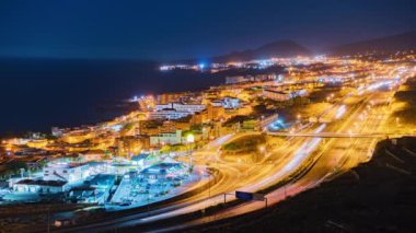 Santa Cruz yakınlarındaki karayolu üzerinde Gece trafiği, Tenerife Kanarya Adaları İspanya Time Lapse video başkenti