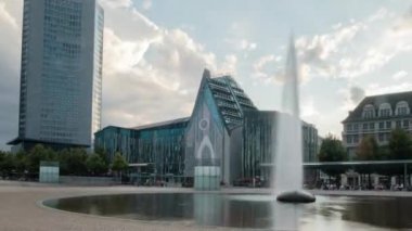 Almanya Saksonya Hiperlapse Leipzig Augustus Platz gündüzden geceye Merkezi alan