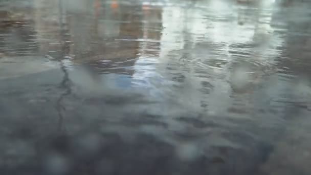 flaque d'eau sur l'asphalte pendant la pluie 