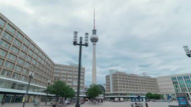 Alexanderplatz, Berlin'in merkezi Mitte bölgesinde yer alan büyük bir meydan ve ulaşım merkezidir. Televizyon Kulesi Almanya'nın en önemli sembollerinden biri . Zaman atlama sırası