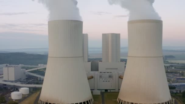 Pilas de humo de una gran central eléctrica de carbón — Vídeo de stock