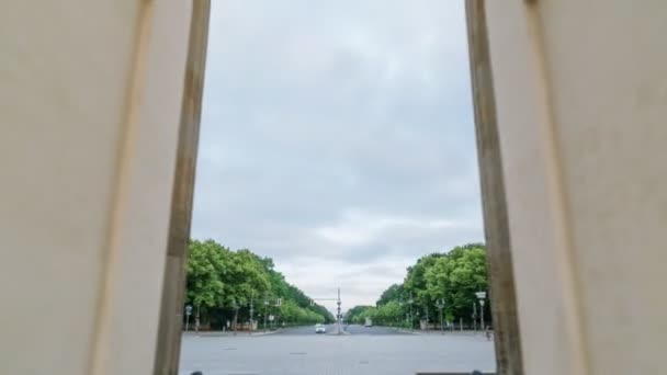 Braniborská brána Berlín Německo v časných ranních světelných hodinách s časovým odstupem dlouhá expozice. Všechny národy, nápisy a auta nelze rozpoznat — Stock video