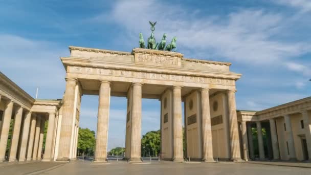 Sequenza di time lapse iperlapse della Porta di Brandeburgo a Berlino Germania Lunga esposizione Tutti i popoli, segni e automobili è irriconoscibile — Video Stock