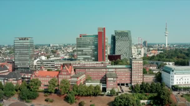 Vista aérea de la arquitectura de la ciudad de Hamburgo St. Pauli Piers y el paseo marítimo del Elba — Vídeo de stock