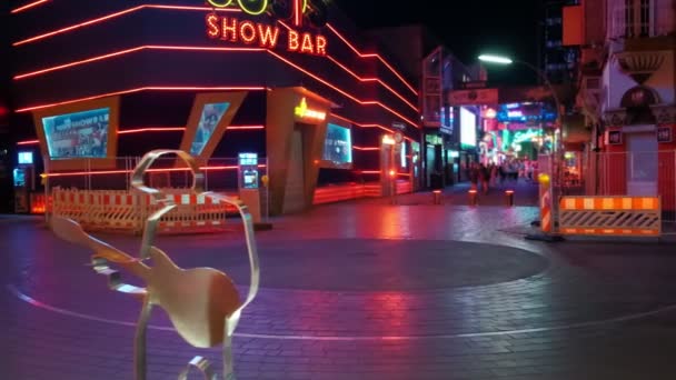 HAMBURG, GERMANY - AUGUST 26, 2019: Reeperbahn Hamburg The Beatles-Platz This plaza was built to commemorate Hamburgs importance in The Beatles history. — Stock Video