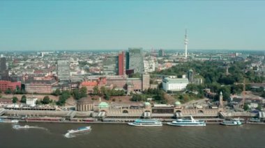 Elbe nehri üzerindeki Landungsbruecken Köprüsü St Pauli Limanı Hamburg Almanya manzaralı