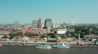 Hamburg 'un merkezi ulaşım merkezi ve feribot istasyonları olan St. Pauli Landing Bridges, birçok restoran ve liman tekneleri için kalkış noktalarına sahip büyük bir turistik mıknatıs konumundadır.