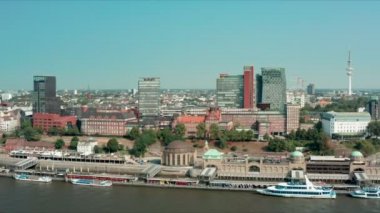 Hamburg St. Pauli Landing Bridges merkezi ulaşım merkezi ve feribot istasyonları ve aynı zamanda liman tekneleri için çok sayıda restoranı ve kalkış noktası olan büyük bir turizm mıknatısı.