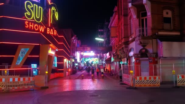 Hamburk, Německo - 26. srpna 2019: Reeperbahn Hamburk citys major red-light district In Germany, — Stock video