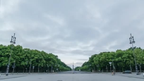 BERLINO, GERMANIA - 16 GIUGNO 2019: sequenza di time lapse iperlapse della Porta di Brandeburgo di Berlino alla luce del sole del mattino presto — Video Stock