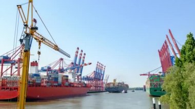 Hamburg Kargo Limanı 'nda deniz konteynırlarıyla dolu büyük kargo feribotlarını boşaltma zamanı.