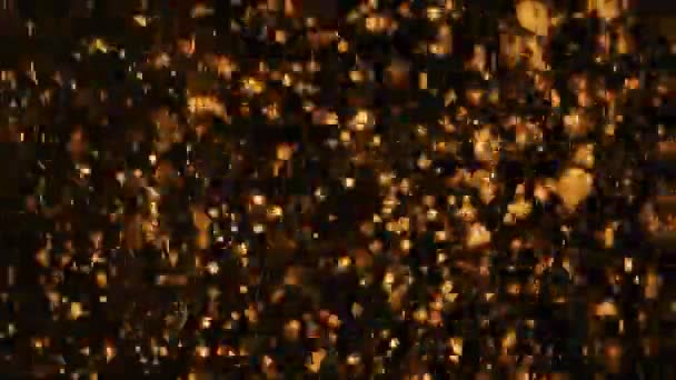 Реальные кадры золотых блестящих сверкающих частиц яркого праздничного фона с сверкающими частицами прекрасного боке — стоковое видео