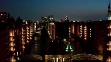 Night Aerial view Speicherstadt, Hamburg 'da turistik alanların önemli bir merkezidir ve liman turlarının çoğunun odak noktasıdır.