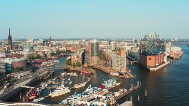 Flygfoto över hamnen i Hamburg och staden Hamburg på en fin dag med en klar molnfri himmel under före solnedgången — Stockvideo