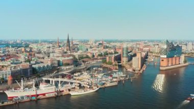 Güneşli bir günde, Hamburg Şehri ve Limanı 'nın tepesinden kentsel manzarası gün batımında bulutsuz bir gökyüzü...