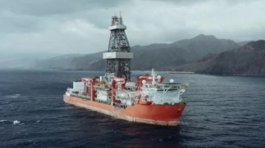 Deniz aşırı alanlarda petrol ve gaz arama, sondaj ve üretimi için tipik bir sondaj gemisi