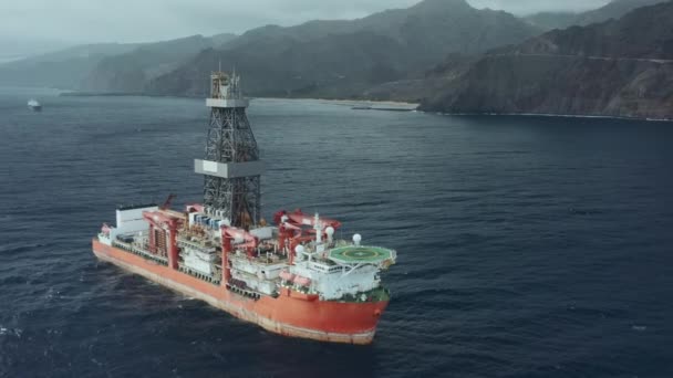 Nave da perforazione per la prospezione e l'estrazione di petrolio e gas offshore nella zona costiera — Video Stock