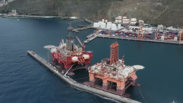 Τεράστιο Βιομηχανικό Συγκρότημα Μεγάλες πλατφόρμες πετρελαίου και μια μεγάλη αποθήκη προϊόντων πετρελαίου και καυσίμων — Αρχείο Βίντεο