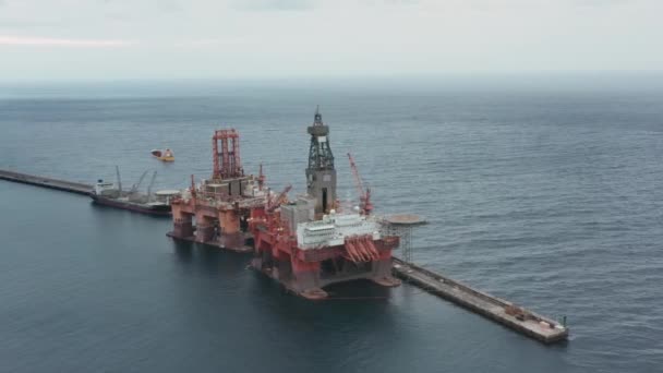 Vista panorâmica das grandes plataformas petrolíferas offshore — Vídeo de Stock