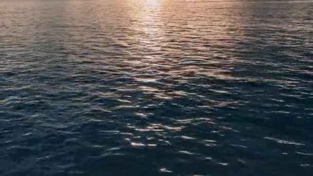 Fascynująca ścieżka słoneczna odzwierciedlona w wodzie zachodzącego słońca — Wideo stockowe