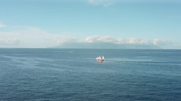 The romance of adventure, a lonely old pirate ship sailing in the open ocean. — Stock Video