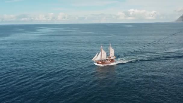 Old pirate ship sailing in the open ocean — Stock Video