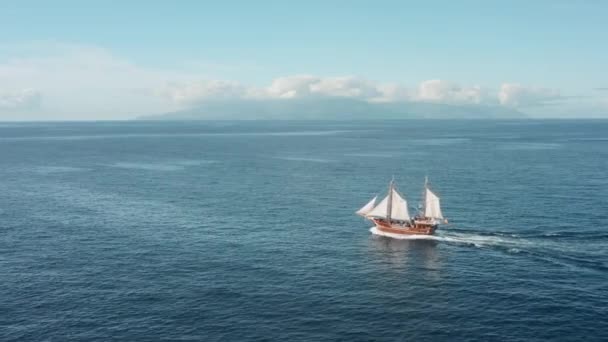 Piraten houten zeilschip vaart op volle snelheid in de open oceaan — Stockvideo