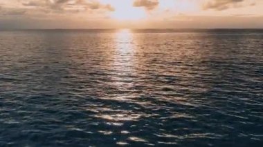 Batan güneşin son ışınları. Arka planda romantik bir günbatımı.