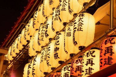 Japonya'da bir tapınakta sarı fenerler