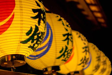 Japonya'da bir tapınakta sarı fenerler