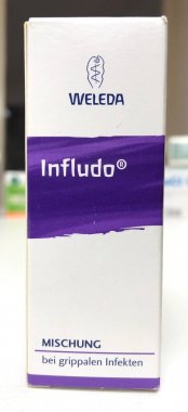 Berlin, Almanya-2019: Weleda Infludo. Almanca metin: Infludo. Karışımı. Grip enfeksiyonları durumunda.