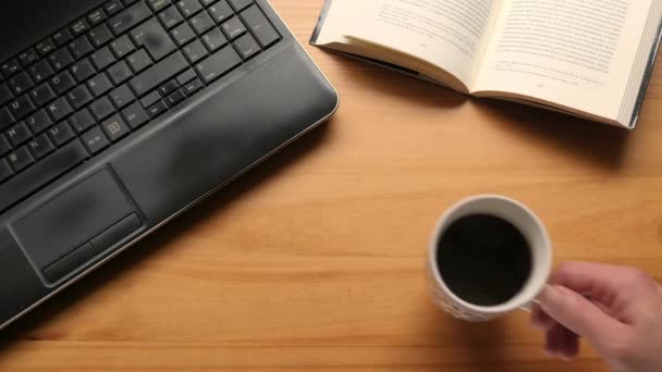 Kopje Koffie Tafel Met Een Boek Een Computer — Stockvideo