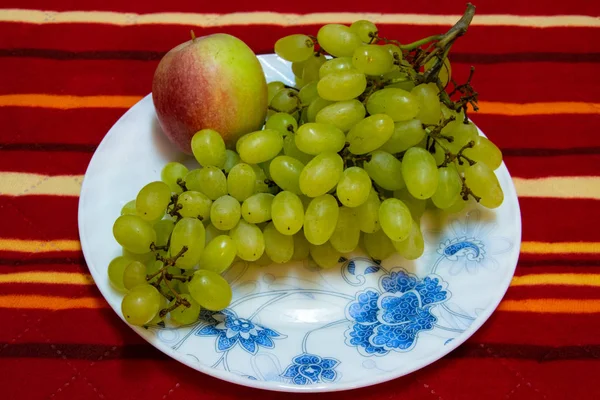 Trauben Mit Apfel Auf Einem Teller — Stockfoto