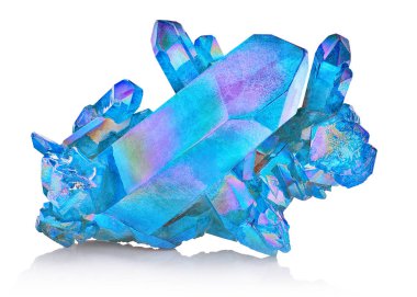 İnanılmaz renkli Kuvars Gökkuşağı Alev Mavisi Aqua Aura kristal kümesi yakın çekim makrosu beyaz arkaplanda izole edildi