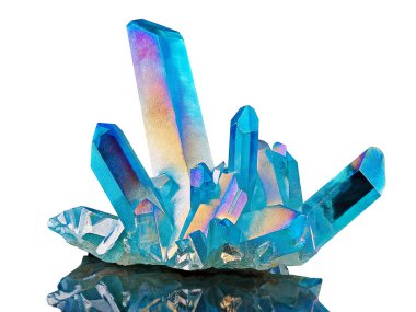 İnanılmaz renkli Kuvars Gökkuşağı Alev Mavisi Aqua Aura kristal kümesi yakın çekim makrosu beyaz arkaplanda izole edildi