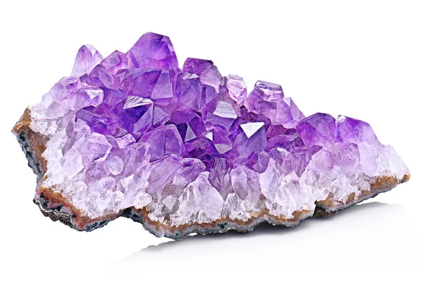 紫の水晶石マクロ ミネラル ウルグアイ 白地に紫のアメジスト水晶水晶原石ジオード — ストック写真