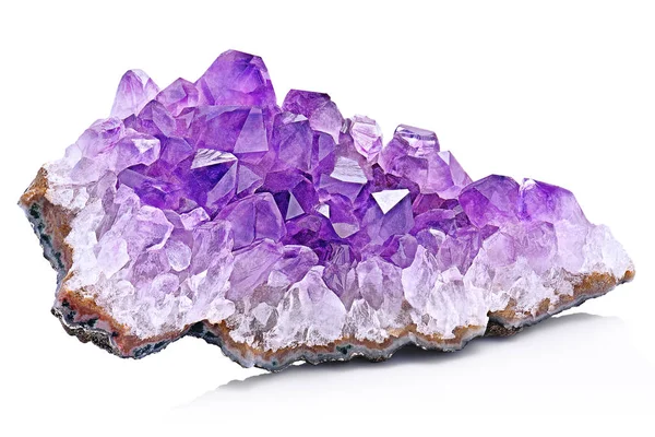 Menekşe Crystal taş makro mineral. Mor kaba ametist kuvars kristalleri Jeod beyaz arka planda, Uruguay