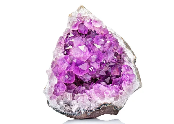 Menekşe Crystal taş makro mineral. Mor kaba ametist kuvars kristalleri Jeod beyaz arka planda, Uruguay