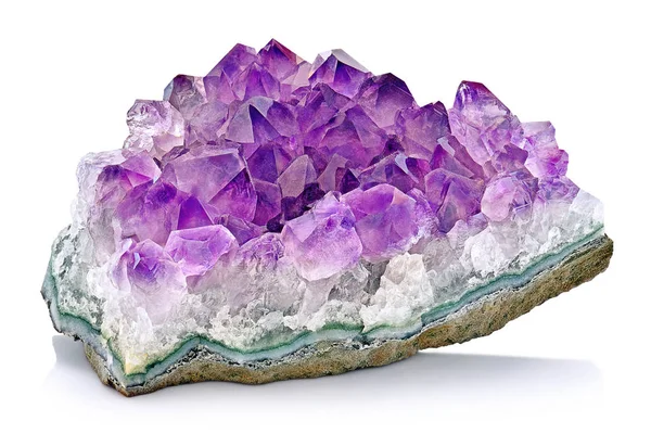 Menekşe Crystal taş makro mineral. Mor kaba ametist kuvars kristalleri Jeod beyaz arka planda, Uruguay