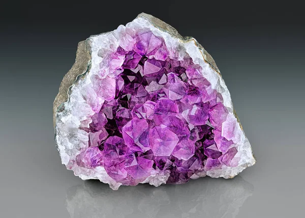 Violettem Kristallstein Makromineral Lila Raue Amethyst Quarzkristalle Geode Auf Grauem lizenzfreie Stockbilder