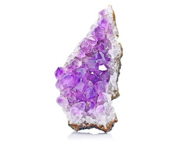 Menekşe Crystal taş makro mineral. Mor kaba ametist kuvars kristalleri Jeod beyaz arka planda, Uruguay