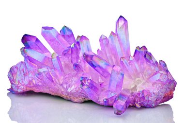 Beyaz arka plan üzerinde melek aura maden izole inanılmaz renkli kuvars mor titanyum aura kristal küme. Makro güzel nadir mineral taş