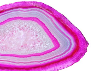 Kesit pembe akik kristal şaşırtıcı izole üzerinde beyaz arka plan kes. Doğal yarı saydam akik kristal yüzey, pembe Soyut yapı dilim mineral taş makro portre