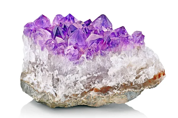 Menekşe Crystal taş makro mineral. Mor kaba ametist kuvars kristalleri Jeod beyaz arka planda, Uruguay